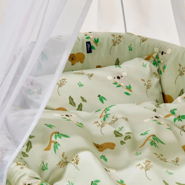 Alvi Birthe Stubenwagen Weiß Komplettset BIO Matratze, Himmelstange Und Garnitur Koalas World 2 Alvi Birthe Stubenwagen Weiß Komplettset BIO Matratze, Himmelstange Und Garnitur Koalas World – Bild 2